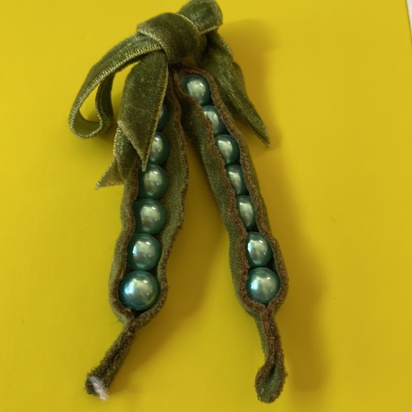 Vintage velvet Perl faux Peas in a Pod pin or ornament made in Japan - Picture 5 of 5